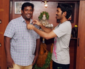 Dhanush Gifted Gold Chain For Maari Team Photos